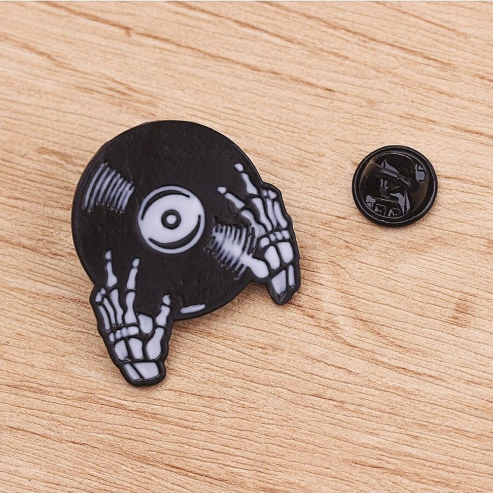 Halloween Pin Skeleton DJ - Picture 3 of 5
